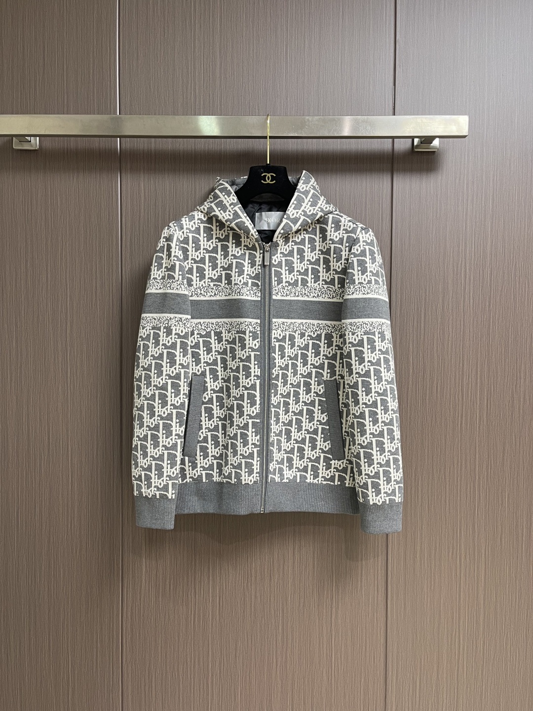 NO:654302,Dior  2025SS early autumn new dark pattern jacquard hooded jacket. Hardware decorative accessories are provided by customers. The fabric uses double-layer polyester fiber composite fabric, which refers to a fabric compounded by a special process. This fabric combines cotton comfort and breathability. Only after compounding can the density and texture of the fabric be restored, silky and elastic. The jacquard process is used in weaving.  Weaving technology that forms patterns through the interweaving of warp and weft threads during the process. All-over jacquard printing means that the entire fabric is covered with fine pattern printing marks. This process makes the fabric more visually rich and three-dimensional, and also increases the uniqueness and recognition of the product. Sizes 48-56, dior, jackets  & coats,jackets & coats,hats,alexander wang19860909Dior 2025SS早秋新品暗纹提花连帽夹克外套.客供五金装饰辅料,面料采用了双层聚酯纤维复合面料指的是特殊工艺复合而成的一种面料.这种面料结合棉舒适性和透气性,复合后才能还原面料的密度质感,丝滑有弹力,提花工艺在织造过程中通过经纬线的交织形成图案的织造技术.满印提花则意味着整个面料上都布满了精细的图案印花标志,这种工艺使得面料在视觉上更加丰富和立体,同时也增加了产品的独特性和辨识度.尺码48-56,,dior,jackets & coats,jackets & coats,hats,alexander wang,Men's clothing