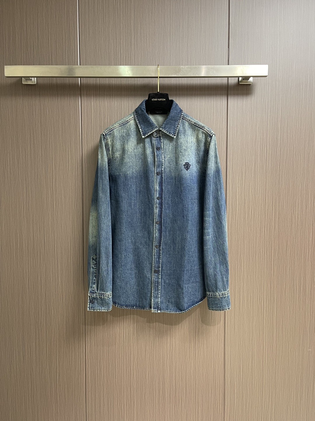 NO:651707,GUCCI logo embroidered denim long-sleeved shirt, customized Tianmian twin denim fabric, using imported machine embroidery technology, high precision, smooth and delicate lines, priority for customization  The original denim material is fried with snowballs and salt, and the corresponding solution is specially prepared. A certain amount of dye is added, and the denim material is soaked in it to absorb the solvent. It is then scrubbed and dried to further fade and oxidize. The wrinkle-pressing whisker technology is combined with the gun-painted whisker technique, and hand-rubbing is prioritized in specific areas to achieve natural wrinkles.  For the effect, specific tools are used to draw a cat's whisker-shaped texture. The visual effect is full. Multi-position maliu and sand scrubbing are used to rub specific parts with a high-pressure spray gun to achieve a local gradient effect. Then, a unique texture pattern is created through frosting technology. The workmanship is extremely complex, time-consuming and labor-intensive, and the loose version is available. Sizes S-XL  S size, bust 116, shoulder width 45.5, length 76, size M, bust 120, shoulder width 47, length 78 L size, chest size 124, shoulder width 48.5, length 80, XL size bust 128, shoulder width 50, length 82,,gucci,shirts,alexander wang19860909GUCCI 徽标刺绣牛仔长袖衬衫,定制天棉双生牛仔织物,采用进口机刺绣工艺,精度高,线条流畅而细腻,优先定制 原版牛仔料,从而进行炒雪球、炒盐,特制对应的溶液,加入一定量的染色剂,将牛仔料浸泡其中吸收溶剂,再进行搓洗后晾干,使其进一步褪色和氧化,擦压皱猫须技术和枪画猫须技术结合,优先在特定区域进行手工擦制,以达到自然的皱纹效果,再用特定的工具绘制出猫须形状的纹理,视觉效果拉满,采用多位马骝＋擦沙通过使用高压喷枪,在特定部位进行摩擦,达到局部渐变的效果,再通过磨砂技术,制造出独有纹理图案,做工极其复杂,耗时耗力,宽松版型.尺码S-XL S码 胸围116 肩宽45.5 衣长76 M码 胸围120 肩宽47 衣长78 L码 胸围124 肩宽48.5 衣长80 XL码胸围128 肩宽50 衣长82,,gucci,shirts,alexander wang,Men's clothing