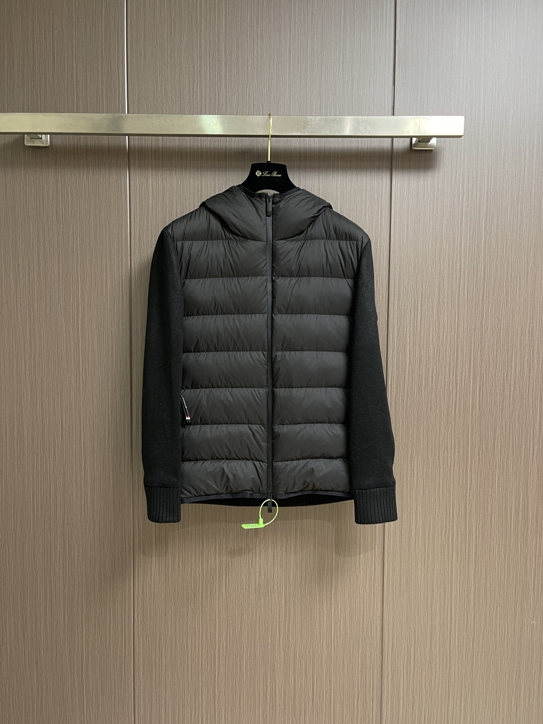 NO:651673,MONCLER  Wool spliced hooded down jacket. The front fabric is made of polyester fiber. The thickness of 0.08mm avoids increasing the overall weight and is smooth. The high-density woven structure forms a wind resistance layer to protect the thermal efficiency of the thermal layer from loss. At the same time, it can withstand the expansion pressure of down and prevent deformation and damage after long-term use. It uses high-quality stitches and advanced sewing equipment to ensure  Ensure durability and beauty. At the same time, the filling of 90 white duck down has also been strictly screened and evenly distributed to ensure a good thermal insulation effect. During the production process, attention is paid to every detail, from material selection to sewing process, which is strictly controlled to ensure quality and durability. The overall wiring is straight and delicate, the fabric is comfortable and soft, and the color is consistent without color difference.  It can be matched with the same style to create a fashionable look, and can be used in various occasions. Customized accessories, complete with three standards, same style for men and women!  Size 48-56,,jackets & coats,down jacket,hats,alexander wang19860909MONCLER 毛织拼接连帽羽绒外套,前身面料采用聚酯纤维,0.08mm厚度避免增加整体重量且顺滑,高密编织结构形成风阻层,保护保暖层热效率不流失,同时可承受羽绒膨胀压力,防止长期使用后变形破损.采用高品质的缝线和先进的缝制设备,确保耐用性和美观度.同时,90白鸭绒的填充物也经过严格筛选和均匀分布,保证了良好的保暖效果.生产过程中注重每一个细节,从材料选择到缝制工艺都经过严格把控,确保品质和耐用性.整体走线平直细腻,面料舒适柔软,颜色一致无色差 能与同款搭配营造时尚造型,驾驭各种场合,定制辅料,三标齐全,男女同款！尺码48-56,,jackets & coats,down jacket,hats,alexander wang,Men's clothing