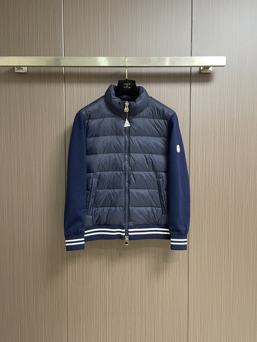 NO:651667,Moncler's new fall and winter knitted patchwork stand-collar down jacket!  Unisex sleeve-arm felt badge logo zipper down jacket!  Through clever splicing design, this down jacket not only retains its thermal performance, but also incorporates the fashionable elements of the sweater, making the overall look both practical and fashionable!  The main body of this down jacket is made of custom-made nylon material, and the sleeves, back panel and hem are spliced ​​with knitted fabric. It is soft and comfortable, and has excellent skin-friendliness!  The high-quality white goose down filling inside is famous for its excellent thermal insulation effect. This combination makes this down jacket not only resistant to severe cold, but also provides a comfortable wearing experience!  The details are very fine, and the splicing of the down jacket is very sophisticated to ensure a comfortable fit and no problems with threading or velvet running!  This design allows the wearer to enjoy warmth without worrying about the quality of the clothing!  The stand-up collar design is also a highlight of this down jacket, which not only provides excellent thermal insulation, but also adds a unique sense of fashion!  Whether walking in the cold snow or at an indoor party, the wearer can maintain style and become the center of attention!  The logo design embroidered with felt badges on the sleeve arms injects vitality and movement into the overall shape. It is like bright brushstrokes emblazoned on the down jacket, making it even more eye-catching!  It not only makes the wearer rejuvenate in the cold season, but also adds a sense of fashion!  Wearing this down jacket, you can become the center of attention!  Size 48-56,,jackets & coats,jackets & coats,sweaters,down jacket,alexander wang19860909Moncler 秋冬新款针织拼接立领羽绒夹克外套！男女同款袖臂毛毡徽章logo拉链羽绒服！这款羽绒服通过巧妙的拼接设计,不仅保留了其保暖性能,还融入了毛衣的时尚元素,使整体造型既实用又时尚！该羽绒服大身采用客供定制尼龙材质,衣袖及后幅和下摆拼接针织面料,柔软舒适,亲肤性极佳！内里高质量的白鹅绒填充,以其出色的保暖效果而闻名,这样的组合使得这款羽绒服既能抵御严寒,又能提供舒适的着体验！细节处理上非常精细,羽绒服的拼接处理非常考究,确保穿着舒适,并且不会出现脱线和跑绒的问题！这样的设计让穿着者可以放心地享受保暖的同时,不用担心衣物的质量问题！立领设计也是这款羽绒服的一大亮点,不仅提供了出色的保暖效果,还增添了一份独特的时尚感！无论是在寒冷的风雪中行走,还是在室内聚会中,穿着者都能保持风度,成为众人瞩目的焦点！袖臂毛毡徽章刺绣logo设计,为整体造型注入了活力与动感,如同明亮的笔触点缀在羽绒服上,使得更加引人注目！不仅让穿着者在寒冷的季节中焕发出青春活力,还能增添一份时尚品味！穿上这款羽绒服,你都能成为众人瞩目的焦点！尺码48-56,,jackets & coats,jackets & coats,sweaters,down jacket,alexander wang,Men's clothing