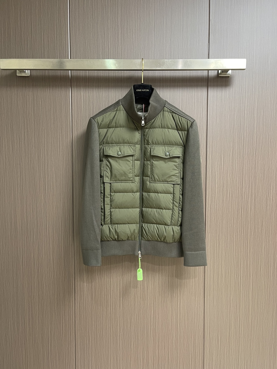 NO:651657,Moncler Cardigan tricot patchwork men's padded wool down jacket.  Filled with premium goose down, this men's down is made from a soft wool-blend fabric that can be worn in milder weather. The timeless silhouette of this padded wool complements modern quilting patterns. Filled with warm down, it can be worn in milder seasons. Sizes 48-56,,jackets & coats,jackets & coats,down jacket,alexander wang19860909Moncler Cardigan tricot 拼接男士加衬羊毛羽绒夹克外套．特级鹅绒填充,此款男士羽绒采用柔软的羊毛混纺面料制成,在天气较温和时可作为穿着.此款加衬羊毛的隽永廓形与现代绗缝图案相得益彰.填充温暖羽绒,在较温和的季节可作为穿着.尺码48-56,,jackets & coats,jackets & coats,down jacket,alexander wang,Men's clothing