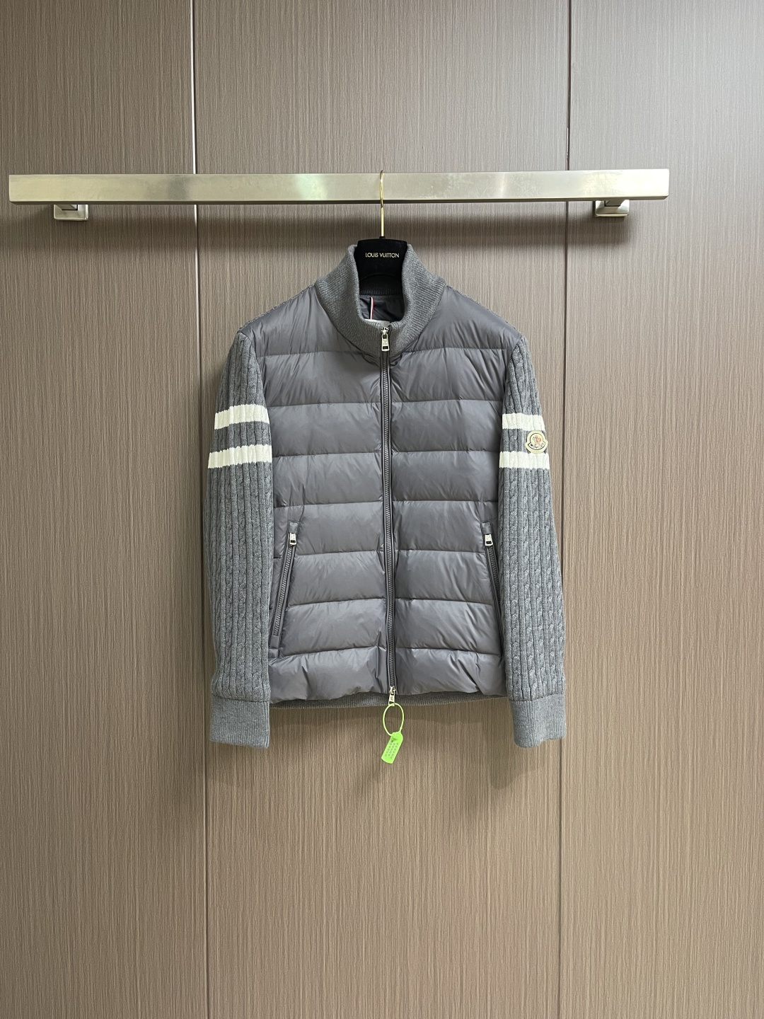 NO:654307,Moncler's new 2025FW autumn and winter cable knit stitching stand-collar down jacket is a perfect combination of practicality and fashion. It not only maintains excellent thermal performance, but also incorporates excellent fashion elements, allowing the wearer to stay comfortable in the cold season and show off personal fashion taste!  The body is made of customized nylon material, and the sleeves, back panel and hem are spliced ​​with knitted wool fabric, which is soft and comfortable, and has excellent skin-friendliness!  The high-quality 90 white duck down filling inside is famous for its excellent thermal insulation effect. This combination makes this product not only resistant to severe cold, but also provides a comfortable wearing experience!  The details are very fine, and the splicing is very elegant to ensure that it is comfortable to wear and there will be no problems with threading or velvet running!  This design allows the wearer to enjoy warmth without worrying about the quality of the clothing!  The high stand collar design is also a highlight of this model. The high collar not only provides excellent thermal insulation effect, but also adds a unique sense of fashion. Whether walking in the cold wind and snow or at an indoor party, the wearer can maintain grace and become the center of attention!  The striped intarsia design injects vitality and dynamics into the overall look. The three-dimensional cable knitted sleeves are embellished with striped intarsia and felt badge logos, making it even more eye-catching. This design not only makes the wearer rejuvenate in the cold season, but also adds a sense of fashion!  Size 48-56,,jackets & coats,jackets & coats,down jacket,alexander wang19860909Moncler 2025FW秋冬新款绞花针织拼接立领羽绒夹克外套,一款实用与时尚完美结合,它不仅保持了的保暖性能,还融入了的时尚元素,使得穿着者在寒冷的季节中既能保持舒适,又能展现出个人的时尚品味！该大身采用客供定制尼龙材质,衣袖及后幅和下摆拼接针织羊毛面料,柔软舒适,亲肤性极佳！内里高质量的90白鸭绒填充,以其出色的保暖效果而闻名,这样的组合使得这款既能抵御严寒,又能提供舒适的穿着体验！细节处理上非常精细,与的拼接处理非常考究,确保穿着舒适,并且不会出现脱线和跑绒的问题！这样的设计让穿着者可以放心地享受保暖的同时,不用担心衣物的质量问题！高立领设计也是这款的一大亮点,高领不仅提供了出色的保暖效果,还增添了一份独特的时尚感,无论是在寒冷的风雪中行走,还是在室内聚会中,穿着者都能保持风度,成为众人瞩目的焦点！条纹嵌花设计为整体造型注入了活力与动感,立体绞花针织衣袖上点缀条纹嵌花与毛毡徽章Logo,使得更加引人注目,这样的设计不仅让穿着者在寒冷的季节中焕发出青春活力,还能增添一份时尚品味！尺码48-56,,jackets & coats,jackets & coats,down jacket,alexander wang,Men's clothing
