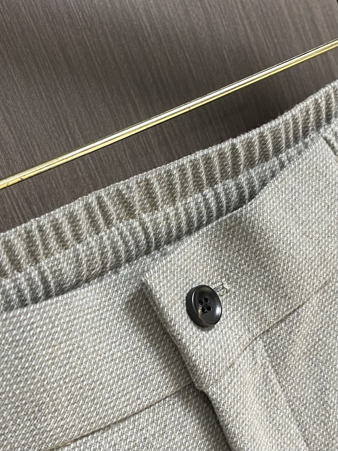 Ermenegildo Zegna 杰尼亚休闲西裤，简洁干练的风格，简洁大方，百搭又干练，熟悉他家品牌的