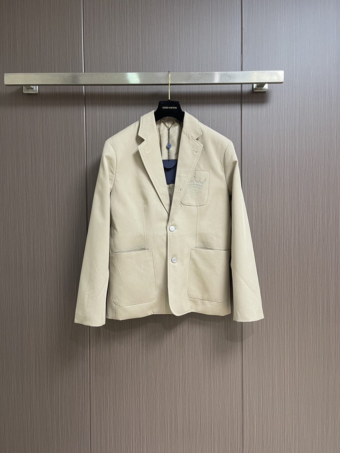 NO:654356,Tops and pants LV single-breasted urban jacket blazer and trousers suit. This single-breasted jacket is made of fine silk and cotton blend to create a casual fit, and the chest pocket is illuminated with the LV Crown logo. The notched lapel turns into a military collar when turned up, and pearlescent buttons add a sophisticated touch. It can be worn as a suit jacket or paired with the same trousers to create a modern look. Sizes S-XL, Louis Vuitton, jackets & coats, jackets & coats, business  suit,alexander wang19860909上衣 裤子 LV 单排扣都市夹克西装外套西裤套装,本款单排扣夹克选用细腻丝棉混纺塑造休闲版型,再以 LV Crown 标识点亮胸袋.平驳领竖起后化身军装衣领,珠光纽扣增添考究笔触.可作为西装夹克,亦可与同款长裤共筑摩登造型.尺码S-XL,,louis vuitton,jackets & coats,jackets & coats,business suit,alexander wang,Men's clothing