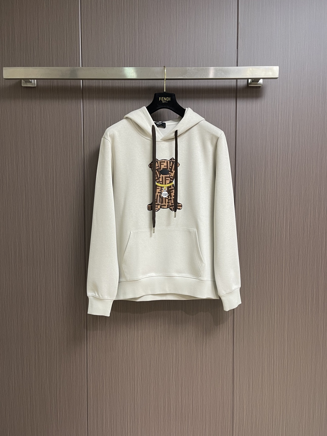 NO:691540,Fendi 2025s new puppy jacquard hooded sweatshirt, inspired by creative director Siia Venturini’s pet dog Ito. High-quality cotton material, soft and comfortable, super warm to wear in autumn and winter. FF Logo + dog pattern on the front, interesting and recognizable, full of fashion sense. The hooded design is casual and versatile, loose fit, gender-neutral wear is OK, and it is suitable for daily outings or casual occasions. Sizes M-3XL M, length 67, bust 112  Shoulder Width 42.7 L Size Length 68 Bust 116 Shoulder Width 43.9 XL Size Length 69 Bust Shoulder Width 45.1 XXL Size Length 70 Bust 124 Shoulder Width 46.319860909Fendi 2025s新款小狗提花连帽卫衣,灵感来自创意总监Siia Venturini的爱犬Ito.高品质棉料,柔软舒适,秋冬穿超暖.正面FF Logo＋狗狗图案,趣味又有辨识度,时尚感满分计.连帽设计休闲百搭,宽松版型,无性别穿搭都OK,日常出街或轻松场合都很适合.尺码M-3XL M码 衣长67 胸围112 肩宽42.7 L码 衣长68 胸围116 肩宽43.9 XL码衣长69 胸围 肩宽45.1 XXL码 衣长70 胸围124 肩宽46.3 XXXL码 衣长71 胸围128肩宽47.5,,fendi,hoodie,sweatshirts,hats,,Men's clothing