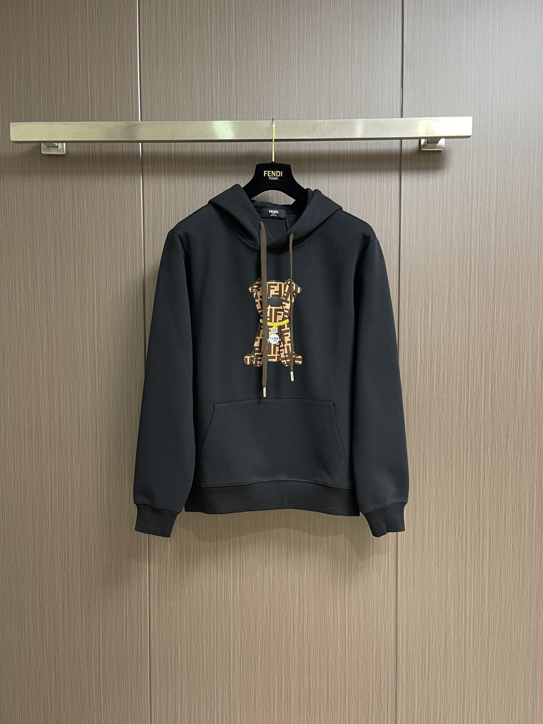 NO:691543,Fendi 2025s new puppy jacquard hooded sweatshirt, inspired by creative director Siia Venturini’s pet dog Ito. High-quality cotton material, soft and comfortable, super warm to wear in autumn and winter. FF Logo + dog pattern on the front, interesting and recognizable, full of fashion sense. The hooded design is casual and versatile, loose fit, gender-neutral wear is OK, and it is suitable for daily outings or casual occasions. Sizes M-3XL M, length 67, bust 112  Shoulder width 42.7 L, length 68, chest 116 Shoulder width 43.9, size19860909Fendi 2025s新款小狗提花连帽卫衣,灵感来自创意总监Siia Venturini的爱犬Ito.高品质棉料,柔软舒适,秋冬穿超暖.正面FF Logo＋狗狗图案,趣味又有辨识度,时尚感满分计.连帽设计休闲百搭,宽松版型,无性别穿搭都OK,日常出街或轻松场合都很适合.尺码M-3XL M码 衣长67 胸围112 肩宽42.7 L码 衣长68 胸围116 肩宽43.9 XL码衣长69 胸围 肩宽45.1 XXL码 衣长70 胸围124 肩宽46.3,,fendi,hoodie,sweatshirts,hats,,Men's clothing