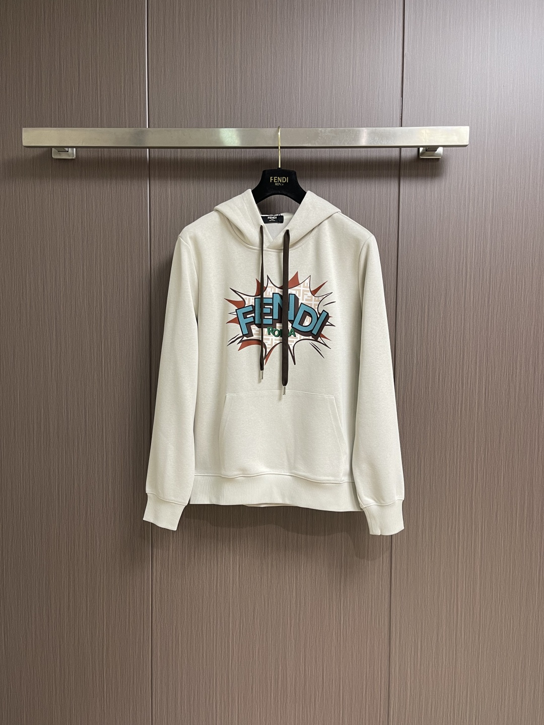 NO:654309,Fendi  Letter laminated printed hooded sweatshirt, new style hooded sweatshirt, right shoulder version, high weight fabric, clean fabric surface, comfortable and stylish upper body, adjustable drawstring hood design, oversized three-dimensional diagonal pocket design, taking into account the casual posture of pocketing and the sense of security of carrying items. Triple craftsmanship on the chest, rich color printing becomes the focus of the entire dress, inspiring  The hollow letters cut by light leather create visual gaps, the waffle three-dimensional letters are filled with more layered beauty, and the multi-color Fendi explosion print as the background can highlight the overall style. Sizes M-3XL,, fendi, fendi, hoodie, sweatshirts, hats, alexander  wang19860909Fendi 字母压胶印花连帽卫衣,新款连帽卫衣卫,正肩版型,高克重面料,布面干净,上身舒适有型,可调节抽绳连帽设计,超大立体斜插口袋设计,兼顾随手插兜的率性姿态与随身物件的安全感.胸口三重工艺,颜色丰富的印花成为整件衣服的焦点,激光真皮切割的镂空字母制造视觉断层,华夫格的立体字母填充更有层次美感,多色芬迪爆炸印花作为背景更能突出整体风格.尺码M-3XL,,fendi,fendi,hoodie,sweatshirts,hats,alexander wang,Men's clothing