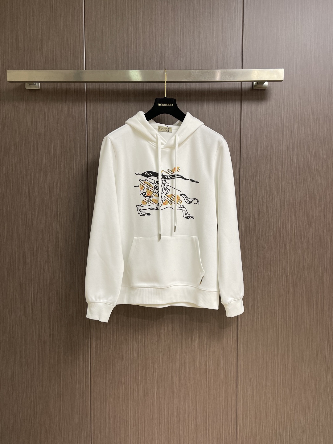 NO:654321,Burberry 2025Fw knight war horse printed hooded sweatshirt, selected from high-quality cotton, using internal brushing technology, with a rich velvet feel, soft and skin-friendly, and upgraded warmth retention. Clean lines, not bulky. Fine workmanship, not easy to deform after long-term wear. The war horse on the chest is color matched, the color is saturated, and the lines are neat. Sizes M-3XL, burberry, hoodie, sweatshirts, hats, alexander wang19860909Burberry 2025Fw 骑士战马印花连帽卫衣,精选优质棉,采用内部磨毛工艺,拉起丰富绒感,触感软糯亲肤,保暖性升级.线条利落,不臃肿.做工精细,久穿不易变形.胸前战马以色彩搭配,色彩饱和,线条利落.尺码M-3XL,,burberry,hoodie,sweatshirts,hats,alexander wang,Men's clothing