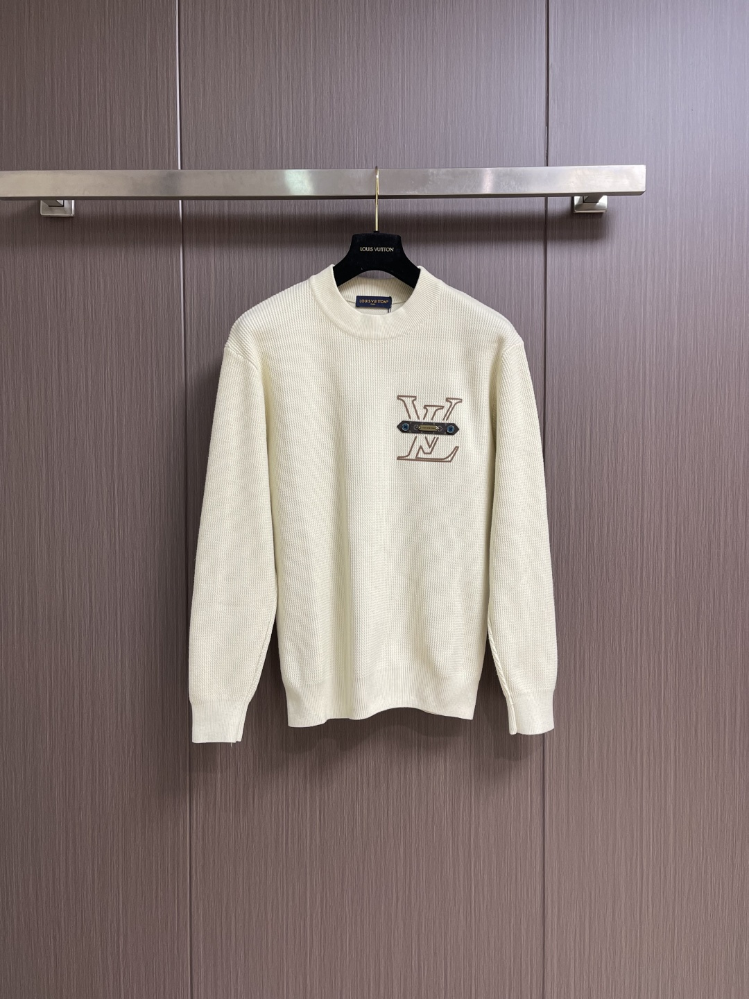 NO:654327,LV 2025ss new leather-printed crew-neck knitted sweater. This comfortable crew-neck sweater is knitted with thick sheep wool blended yarn, which is extra soft to the touch. The contrasting LV logo is directly integrated into the knitted fabric with leather-printed technology. The classic configuration can be easily matched with daily looks. Sizes M-3XL, louis vuitton, sweaters, alexander wang19860909LV 2025ss新款拼皮印花圆领针织毛衣,这款舒适圆领衫采用厚实绵羊毛混纺纱线织就,触感格外柔软.撞色 LV 标识以拼皮印花工艺直接融入针织面料中,经典构型可轻松搭配日常造型.尺码M-3XL,,louis vuitton,sweaters,alexander wang,Men's clothing