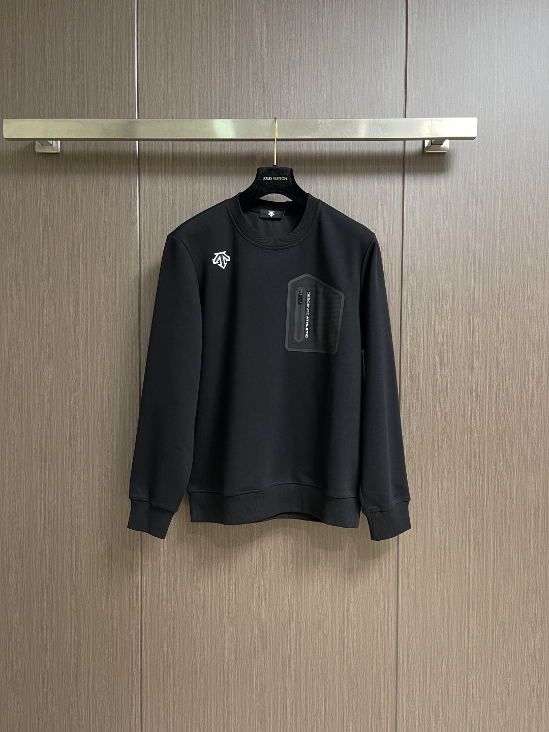 NO:691549,Tops and pants Descente's new classic couple style round neck sweatshirt and sweatpants suit for autumn and winter. The fabric is made of composite velvet fabric with a smooth surface and a very stylish upper body. It has a moderate thickness and an elastic drawstring waist. The drawstring is hidden on the inside. It is beautiful and practical and can be matched with shoes at will. The quality is very good. Sizes M-3XL, hoodie, sweatshirts,19860909上衣 裤子 Descente 迪桑特秋冬季新款经典情侣款圆领卫衣卫裤套装,面料采用复合绒面料,表面光洁,上身非常有型.厚度适中,松紧抽绳腰,抽绳隐藏在内侧,美观实用,可随意搭配鞋子,品质感非常好.尺码M-3XL,,hoodie,sweatshirts,,Men's clothing