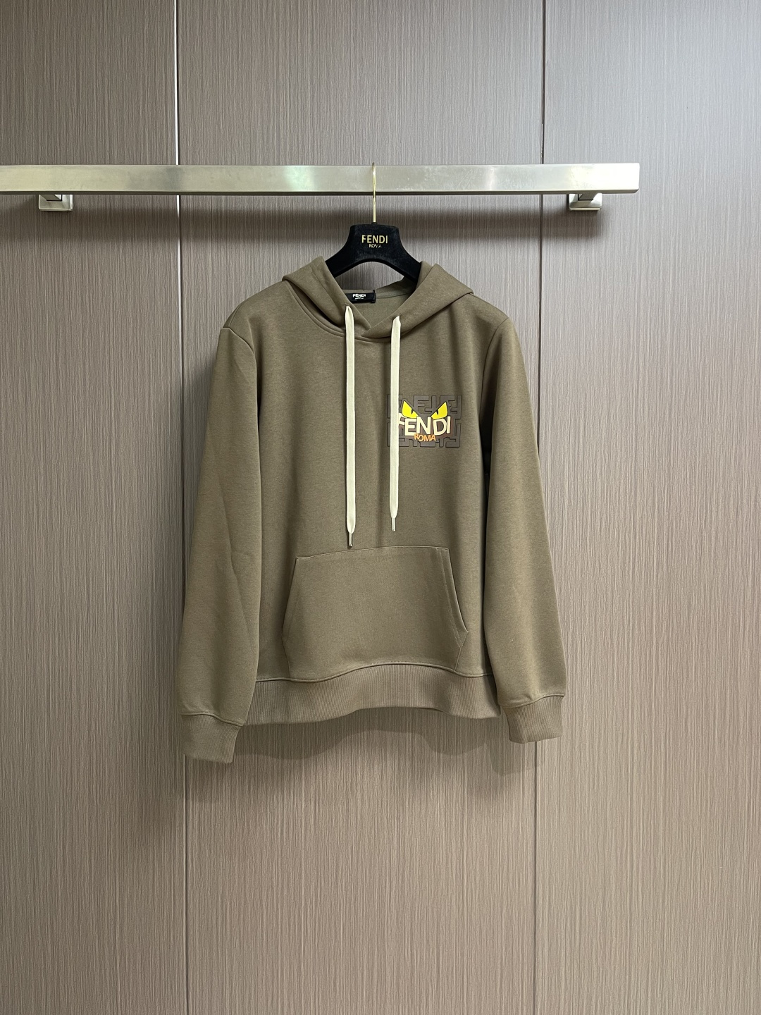 NO:691546,Tops pants Fendi 2025Fw  The little monster eyes printed hooded sweatshirt and sweatpants set is made of high-quality cotton brushed fabric to ensure a comfortable and skin-friendly wearing experience. The simple design and just the right loose fit create an effortless fashion sense. The brand's iconic monster elements are reinterpreted with exquisite craftsmanship.  Cleverly focusing on the expressive little eyes, the finishing touch of the monster eye design becomes the visual focus of the sweater. Combined with the scattered FF suede elements as the background, the yellow monster eyes are highlighted, lifelike and full of interesting expressions. Size M-3XL  Sweatshirt M size Length 67 Bust 112 Shoulder width 42.7 Large Length 68 Bust 116 Shoulder width 43.9  Length 98 L, Waist 80 Hips 114 Length 99 XL, Waist 84, Hips 116, Length 100 XXL, Waist 88, Hips 118, Length 10119860909上衣 裤子 Fendi 2025Fw 小怪兽眼睛印花连帽卫衣卫裤套装,采用高品质棉质磨毛面料,确保舒适亲肤的穿着体验,简约的设计与恰到好处的宽松版型,打造不费力的时髦感.以精湛工艺重新演绎品牌标志性怪兽元素,巧妙聚焦于那双充满表现力的小眼,点睛之笔的怪兽小眼设计成为卫衣的视觉焦点.结合错落有别的FF麂皮绒元素作为背景,更突出黄色怪兽眼睛,栩栩如生且充满趣味表情.尺码M-3XL 卫衣 M码 衣长67 胸围112 肩宽42.7 L码 衣长68 胸围116 肩宽43.9 XL码衣长69 胸围 肩宽45.1 XXL码 衣长70 胸围124 肩宽46.3 XXXL码 衣长71 胸围128肩宽47.5 裤子 M码腰围76 臀围112 裤长98 L码 腰围80 臀围114 裤长99 XL码 腰围84 臀围116 裤长100 XXL码腰围88 臀围118 裤长101 XXXL码 腰围92 臀围 裤长102,,fendi,hoodie,sweatshirts,chamois leather,hats,,Men's clothing