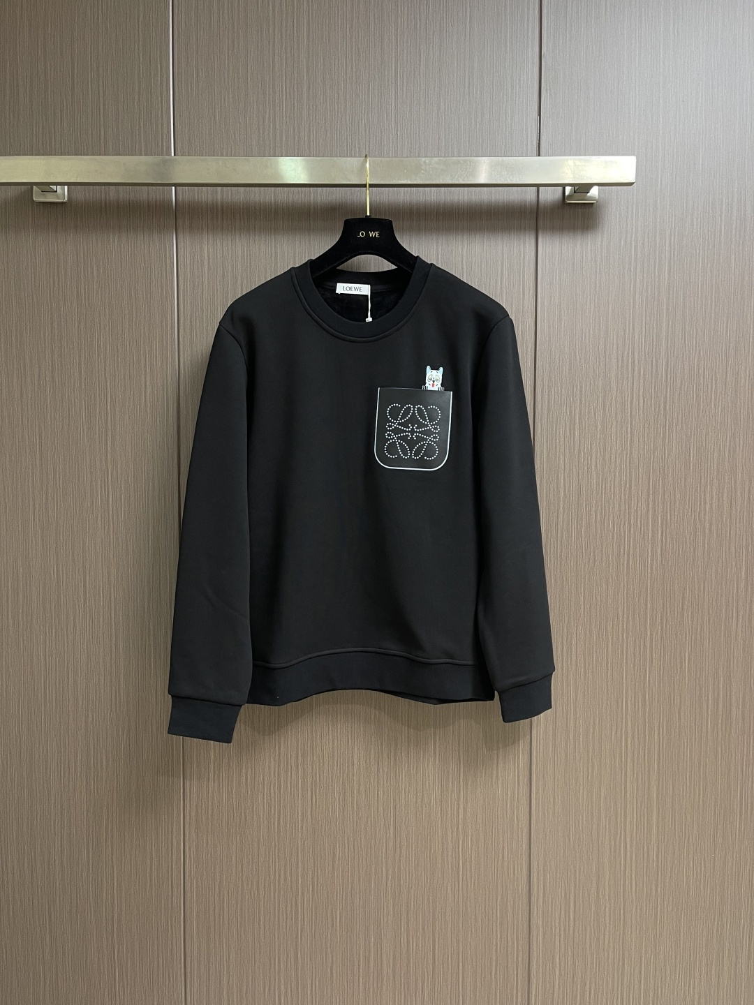 NO:654333,Loewe 2025s new black round neck plus velvet round neck sweatshirt, leather Anagram pocket on the chest + laser craft brand logo.  The brand is highly recognizable!  The high-weight pure cotton material is soft and comfortable, and the velvet lining makes it even warmer!  The loose fit is super versatile, and the ribbed design on the cuffs and hem is more durable. Casual yet detailed, a must-have for daily wear in autumn and winter. Sizes M-3XL, loewe, hoodie, sweatshirts, alexander wang19860909Loewe 2025s新品黑色圆领加绒款圆领卫衣,胸前皮质Anagram口袋＋雷射工艺品牌logo标识．品牌辨识度超高！高克重纯棉材质柔软舒适,内里加绒更加温暖！宽松版型超百搭,袖口和下摆罗纹设计更耐穿.休闲又有细节感,秋冬日常穿搭必备.尺码M-3XL,,loewe,hoodie,sweatshirts,alexander wang,Men's clothing