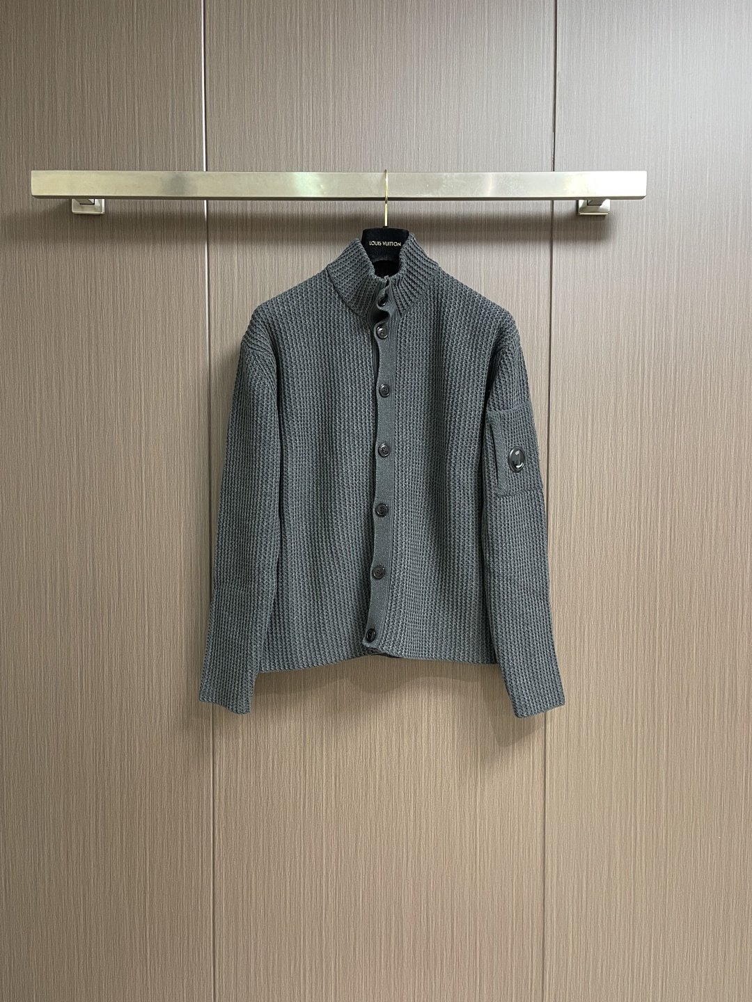 NO:654285,CP Company stand-up collar knitted long-sleeved sweater cardigan jacket, custom-woven and custom-dyed yarn supplied by customers, the fabric properties are all high-quality, processed with mercerization process, the fabric is extremely glossy, the mesh structure is fine and natural, the comfort and breathability are perfect, the tactile experience is self-evident, the ultimate luxury enjoyment. Sizes S-M-L S size shoulder width 51, chest size 112, length 66 M size, shoulder width 52, chest size 116, length 67  Size L, shoulder width 53, bust 120, length 68, jackets & coats, sweaters, alexander wang19860909CP Company 立领针织长袖毛衣开衫外套,定织定染客供纱线,面料属性皆为上乘,采用丝光工艺处理,面料光泽度极高,网眼结构细腻自然,舒适性与透气性完美兼备,触感体验不言而喻,奢华极致享受.尺码S-M-L S码肩宽51 胸围112 衣长66 M码 肩宽52 胸围116 衣长67 L码肩宽53 胸围120 衣长68,,jackets & coats,sweaters,alexander wang,Men's clothing