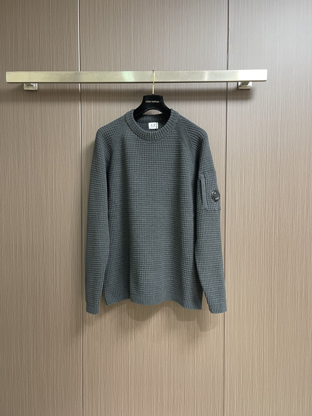 NO:654288,CP Company round neck knitted long-sleeved sweater, custom-woven and custom-dyed customer-supplied yarn, the fabric properties are all high-quality, processed by mercerization process, the fabric has a high gloss, the mesh structure is fine and natural, the comfort and breathability are perfect, the tactile experience is self-evident, the ultimate luxury enjoyment. Sizes S-M-L S size bust 112, length 69 M size, bust 116, length 70, L size bust 120  Length 71,,sweaters,alexander wang19860909CP Company 圆领针织长袖毛衣,定织定染客供纱线,面料属性皆为上乘,采用丝光工艺处理,面料光泽度极高,网眼结构细腻自然,舒适性与透气性完美兼备,触感体验不言而喻,奢华极致享受.尺码S-M-L S码胸围112 衣长69 M码 胸围116 衣长70 L码胸围120 衣长71,,sweaters,alexander wang,Men's clothing