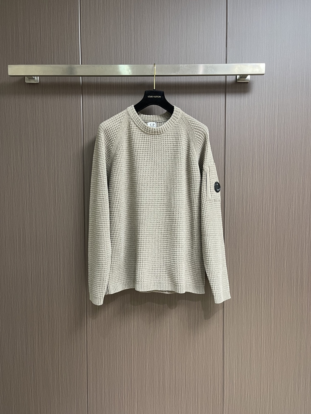 NO:654292,CP Company stand-up collar knitted long-sleeved sweater cardigan jacket, custom-woven and custom-dyed with customer-supplied yarn. The fabric properties are all high-quality. It is treated with mercerization process. The fabric has a high gloss. The mesh structure is fine and natural. It has perfect comfort and breathability. The tactile experience is self-evident. It is the ultimate luxury experience. Sizes S-M-L S size bust 112 Length 69 M size Bust 116 Length 70 L size Bust 120  Length 71,,jackets & coats,sweaters,alexander wang19860909CP Company 立领针织长袖毛衣开衫外套,定织定染客供纱线,面料属性皆为上乘,采用丝光工艺处理,面料光泽度极高,网眼结构细腻自然,舒适性与透气性完美兼备,触感体验不言而喻,奢华极致享受.尺码S-M-L S码胸围112 衣长69 M码 胸围116 衣长70 L码胸围120 衣长71,,jackets & coats,sweaters,alexander wang,Men's clothing