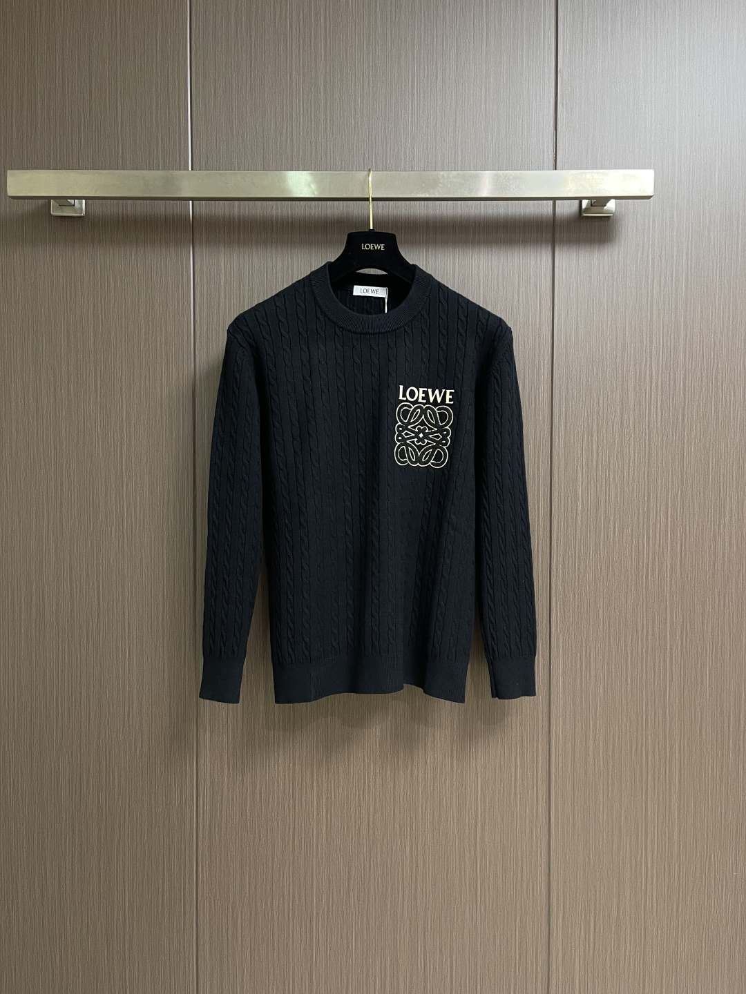 NO:654339,LOEWE 2025s new round neck pullover knitted sweater．  Made of soft wool blend, flocked and printed with Anagram pattern, it is simple and recognizable. Classic twist texture, super warm and fashionable in autumn and winter!  The loose fit makes it comfortable and not flattering on your body shape. It is very stylish when paired with jeans. It can be easily used for daily casual wear and has a perfect sense of fashion!  Size M-3XL,,loewe,jeans,sweaters,alexander wang19860909LOEWE 2025s新款圆领套头针织毛衣．采用柔软羊毛混纺,植绒印花Anagram图案,简约又有辨识度计.经典麻花纹理,秋冬穿超保暖又时髦！宽松版型,舒适不挑身材,随手搭牛仔裤很有质感～日常休闲都能轻松驾驭,时尚感满分！尺码M-3XL,,loewe,jeans,sweaters,alexander wang,Men's clothing