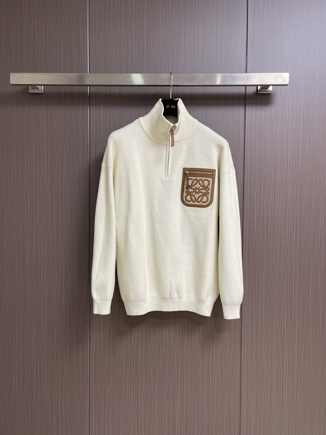 NO:654345,Loewe 2025aw new autumn and winter half-zip small turtleneck knitted sweater, a must-have for autumn and winter. It uses a thickened knitted sweater, which is exquisite, simple and elegant. The design is embellished with brand elements. There is not too much complicated craftsmanship. What is played is the fusion of design and materials. Simple European style. A versatile artifact in autumn and winter!  Size M-3XL,,loewe,sweaters,alexander wang19860909Loewe 2025aw秋冬新款半拉链小高领针织毛衣,秋冬必备款 采用针织衫加厚毛衣,精致简洁大方 品牌元素点缀设计 没有过多复杂的工艺 玩的就是设计与材质的融合 简约的欧风 秋冬季百搭神器！尺码M-3XL,,loewe,sweaters,alexander wang,Men's clothing