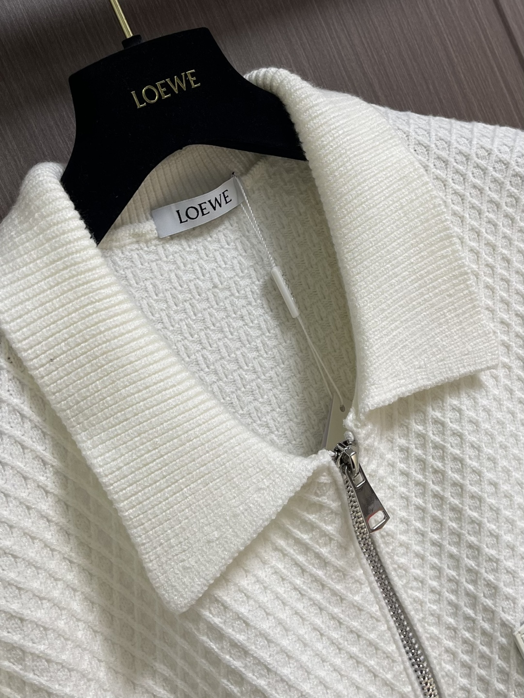 Loewe 2025sAnagram提花拉链针织毛衣，羊毛混纺面料．衣身低调却超有辨识度，立体纹理！左胸