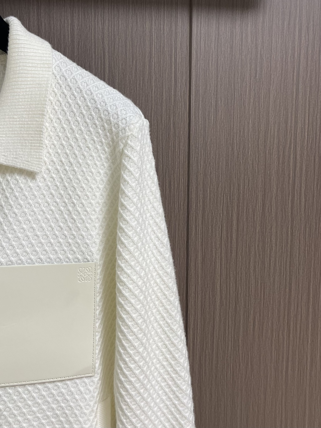 Loewe 2025sAnagram提花拉链针织毛衣，羊毛混纺面料．衣身低调却超有辨识度，立体纹理！左胸