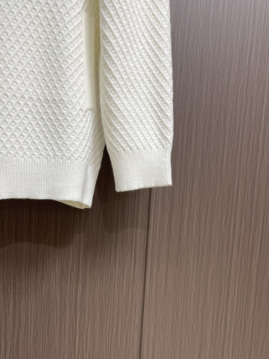 Loewe 2025sAnagram提花拉链针织毛衣，羊毛混纺面料．衣身低调却超有辨识度，立体纹理！左胸