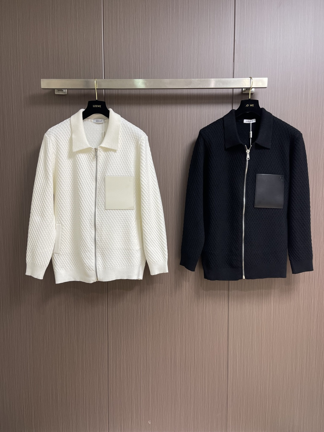 Loewe 2025sAnagram提花拉链针织毛衣，羊毛混纺面料．衣身低调却超有辨识度，立体纹理！左胸