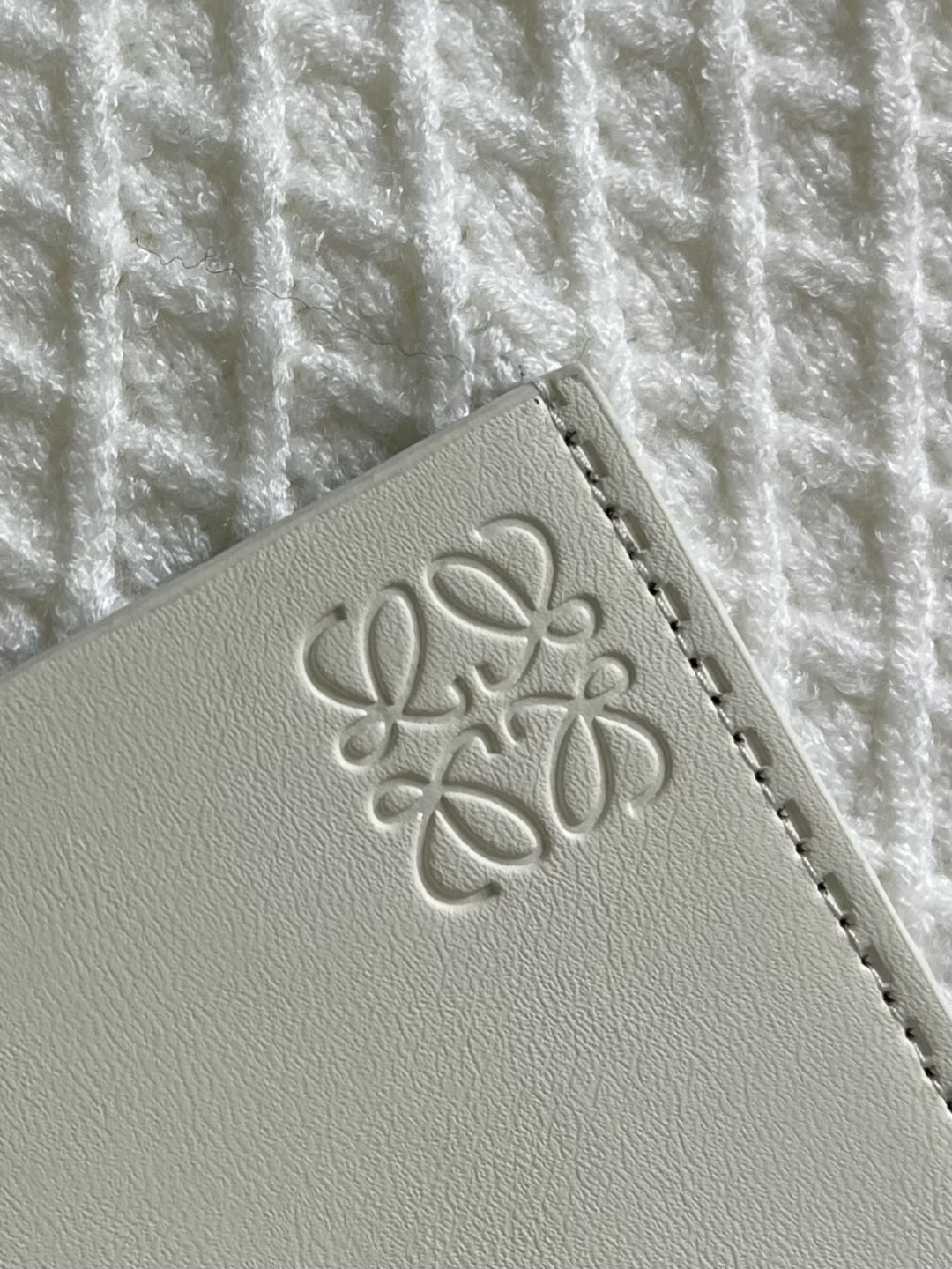 Loewe 2025sAnagram提花拉链针织毛衣，羊毛混纺面料．衣身低调却超有辨识度，立体纹理！左胸