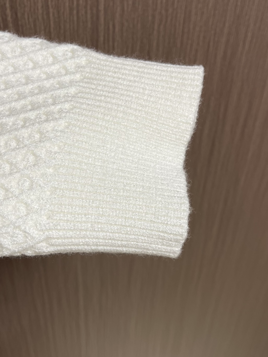 Loewe 2025sAnagram提花拉链针织毛衣，羊毛混纺面料．衣身低调却超有辨识度，立体纹理！左胸