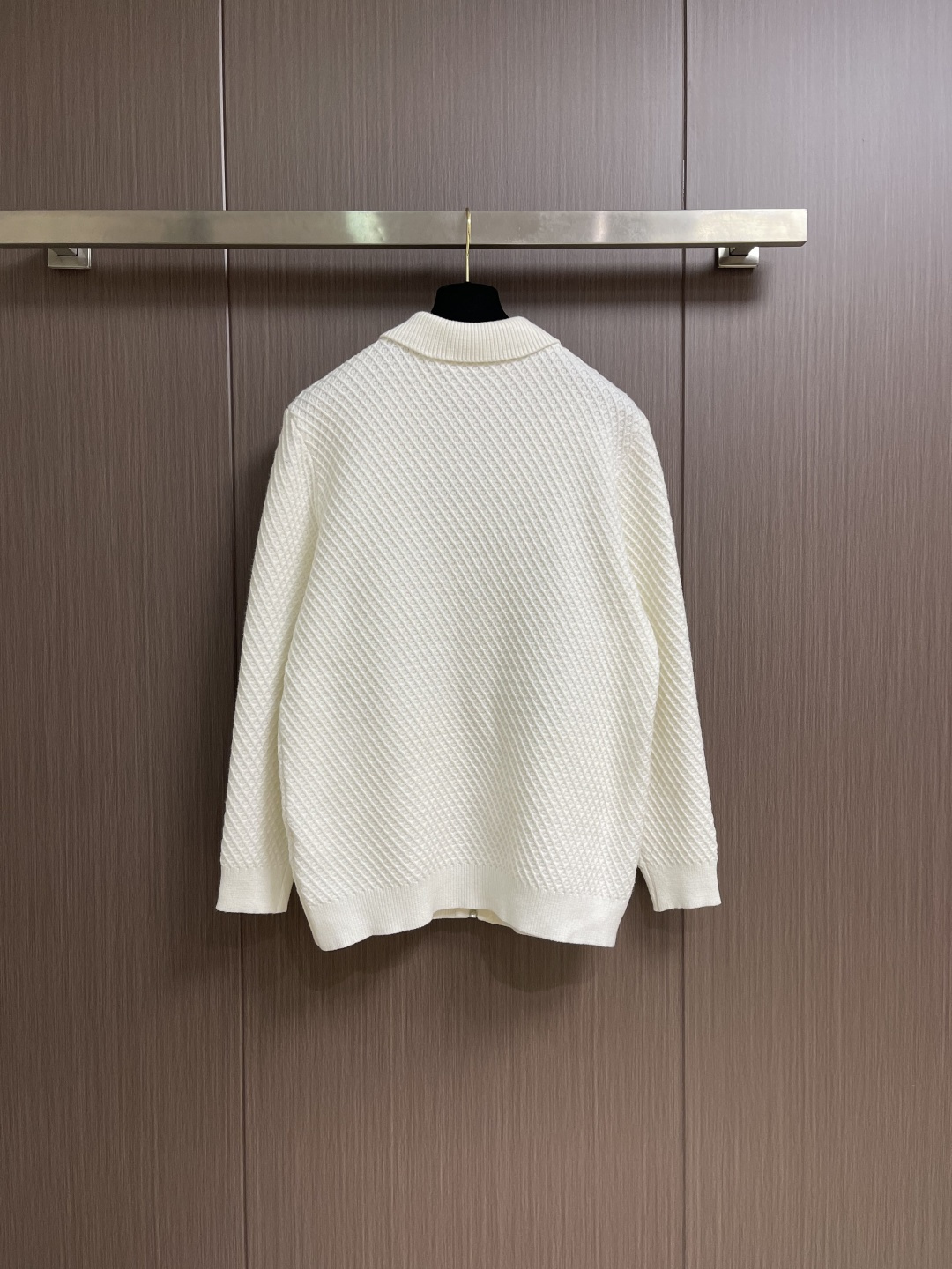 Loewe 2025sAnagram提花拉链针织毛衣，羊毛混纺面料．衣身低调却超有辨识度，立体纹理！左胸