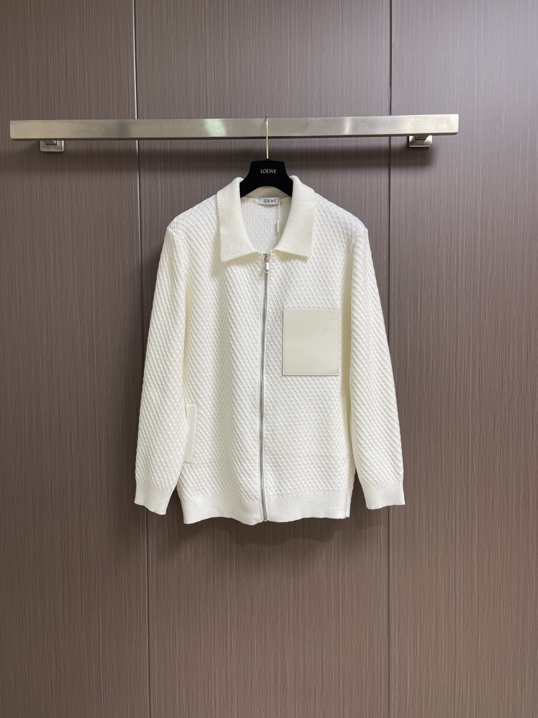 Loewe 2025sAnagram提花拉链针织毛衣，羊毛混纺面料．衣身低调却超有辨识度，立体纹理！左胸