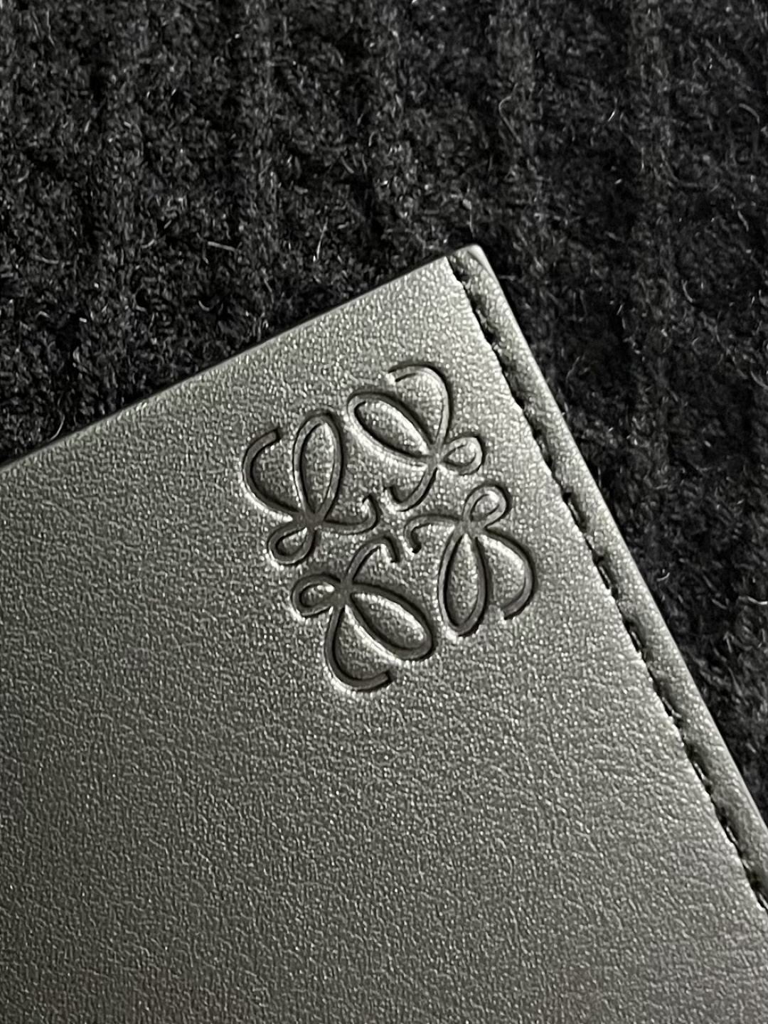 Loewe 2025sAnagram提花拉链针织毛衣，羊毛混纺面料．衣身低调却超有辨识度，立体纹理！左胸