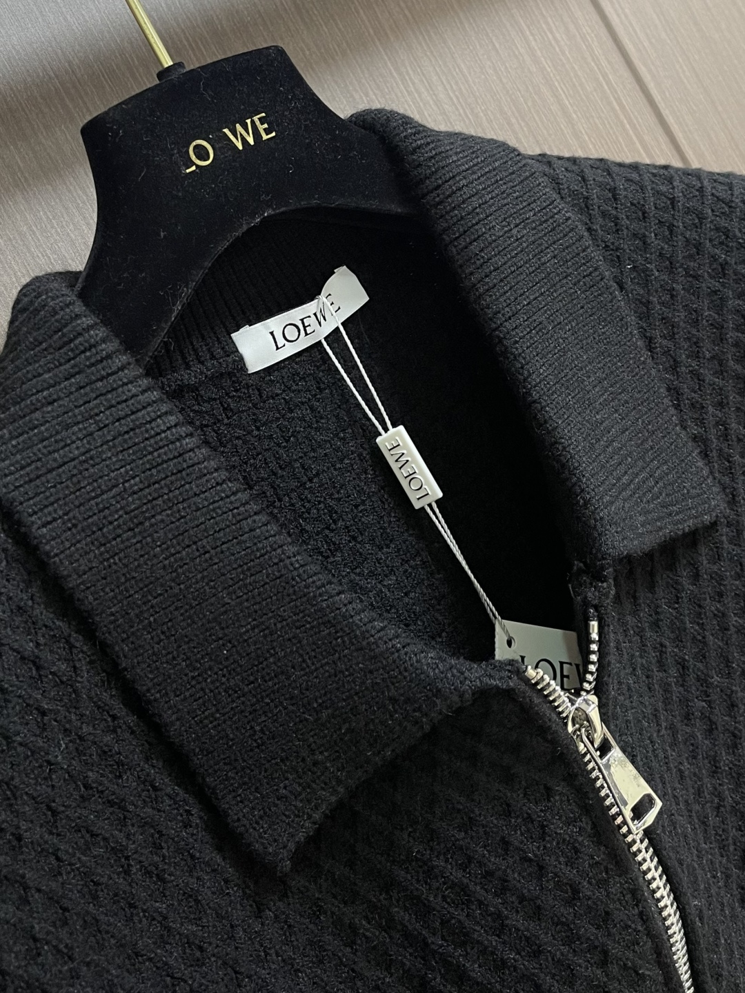 Loewe 2025sAnagram提花拉链针织毛衣，羊毛混纺面料．衣身低调却超有辨识度，立体纹理！左胸