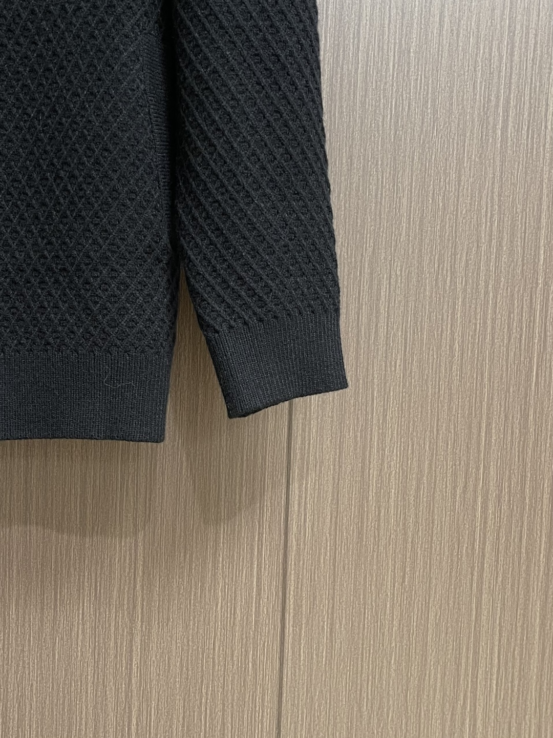 Loewe 2025sAnagram提花拉链针织毛衣，羊毛混纺面料．衣身低调却超有辨识度，立体纹理！左胸