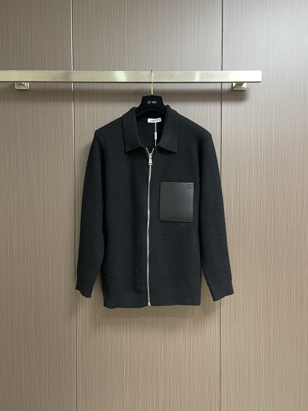 Loewe 2025sAnagram提花拉链针织毛衣，羊毛混纺面料．衣身低调却超有辨识度，立体纹理！左胸