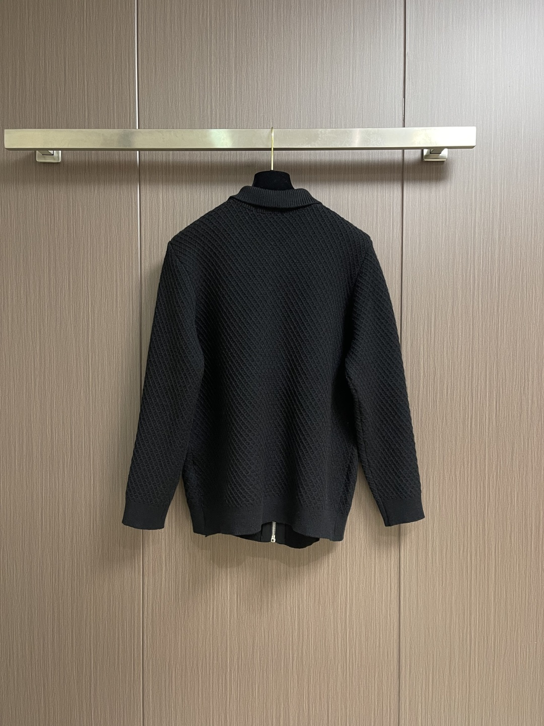 Loewe 2025sAnagram提花拉链针织毛衣，羊毛混纺面料．衣身低调却超有辨识度，立体纹理！左胸