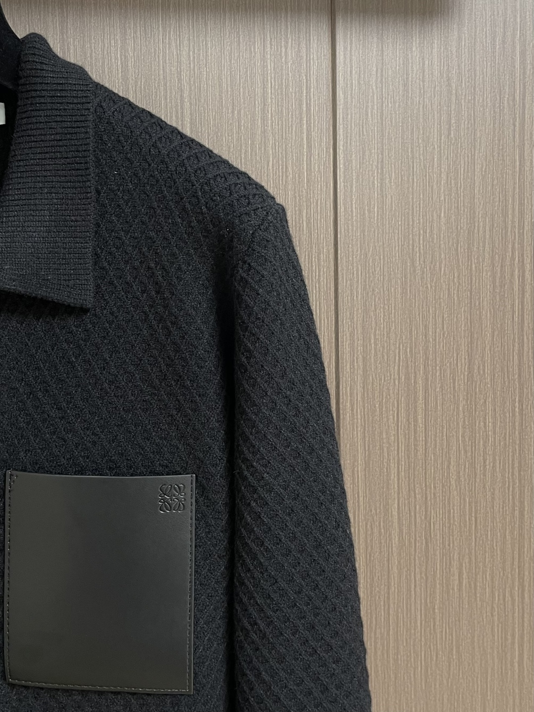 Loewe 2025sAnagram提花拉链针织毛衣，羊毛混纺面料．衣身低调却超有辨识度，立体纹理！左胸