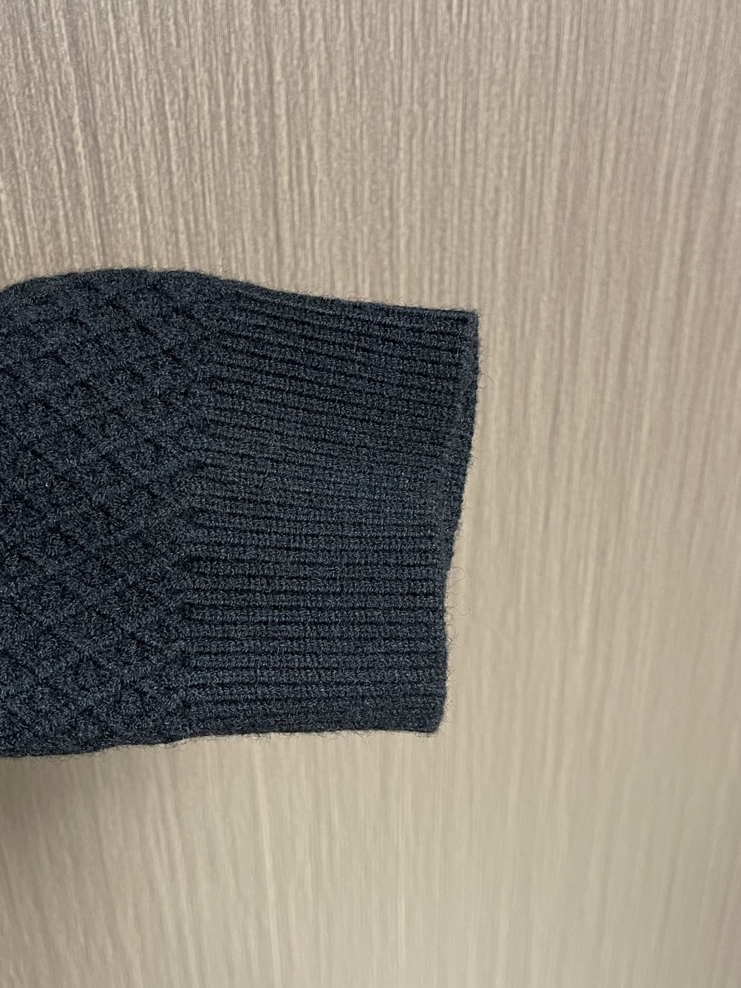 Loewe 2025sAnagram提花拉链针织毛衣，羊毛混纺面料．衣身低调却超有辨识度，立体纹理！左胸