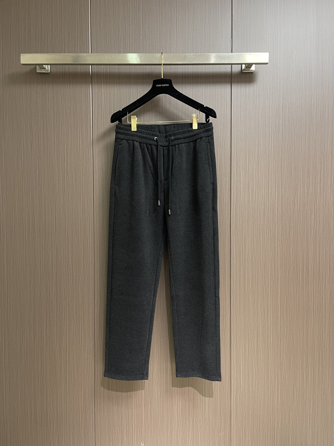 NO:691565,Zegna  Wool pants with leather label at the back with letter embroidery. These ZZ wool selected blended wool fabrics are soft and waxy to the touch, with a delicate matte texture and just the right drape. The straight silhouette hides flesh and is neat, with an elastic waistband and same-color drawstrings, writing comfort into every detail. The leather label on the back pocket is low-key.  The code of texture; the craftsmanship of Italian origin makes the stitching and hemming exuding exquisite confidence. Paired with knitting, it is a lazy 'old money style', and paired with a relaxed cityboy, one piece can take you from a cafe to a light business occasion. Size 31-32-33-34-35-36  Size 31 Waist 73 Legs 58 Pants length 105 Hips 101 Size 32 Waist 76 Legs 60 Pants length 106 Hips 104 Size 33 Waist 79 Legs 62 Pants length 107 Hips 107 Size 34 Waist 82 Legs 64 Pants length 108 Hips 110 Size 35 Waist 85 Legs 66  Pants length 109, hips 113, size 36, waist 88, legs 68, pants length 110, hips 117,,19860909Zegna 字母刺绣后皮标羊毛裤,这条ZZ羊毛精选混纺羊毛面料,触感软糯如云朵,自带细腻哑光肌理,垂坠感恰到好处；直筒廓形藏肉又利落,松紧腰头＋同色系抽绳,把舒适写进每一处细节.后袋的皮质标,是低调的质感暗号；意大利原产的工艺,让缝线、包边都透着精致底气.搭配针织是慵懒'老钱风',配又成松弛cityboy,一条承包你从咖啡馆到轻商务场合的体面.尺码31-32-33-34-35-36 31码 腰围73 腿围58 裤长105 臀围101 32码 腰围76 腿围60 裤长106臀围104 33码 腰围79 腿围62 裤长107臀围107 34码 腰围82 腿围64 裤长108臀围110 35码 腰围85 腿围66 裤长109臀围113 36码 腰围88 腿围68 裤长110 臀围117,,,Men's clothing