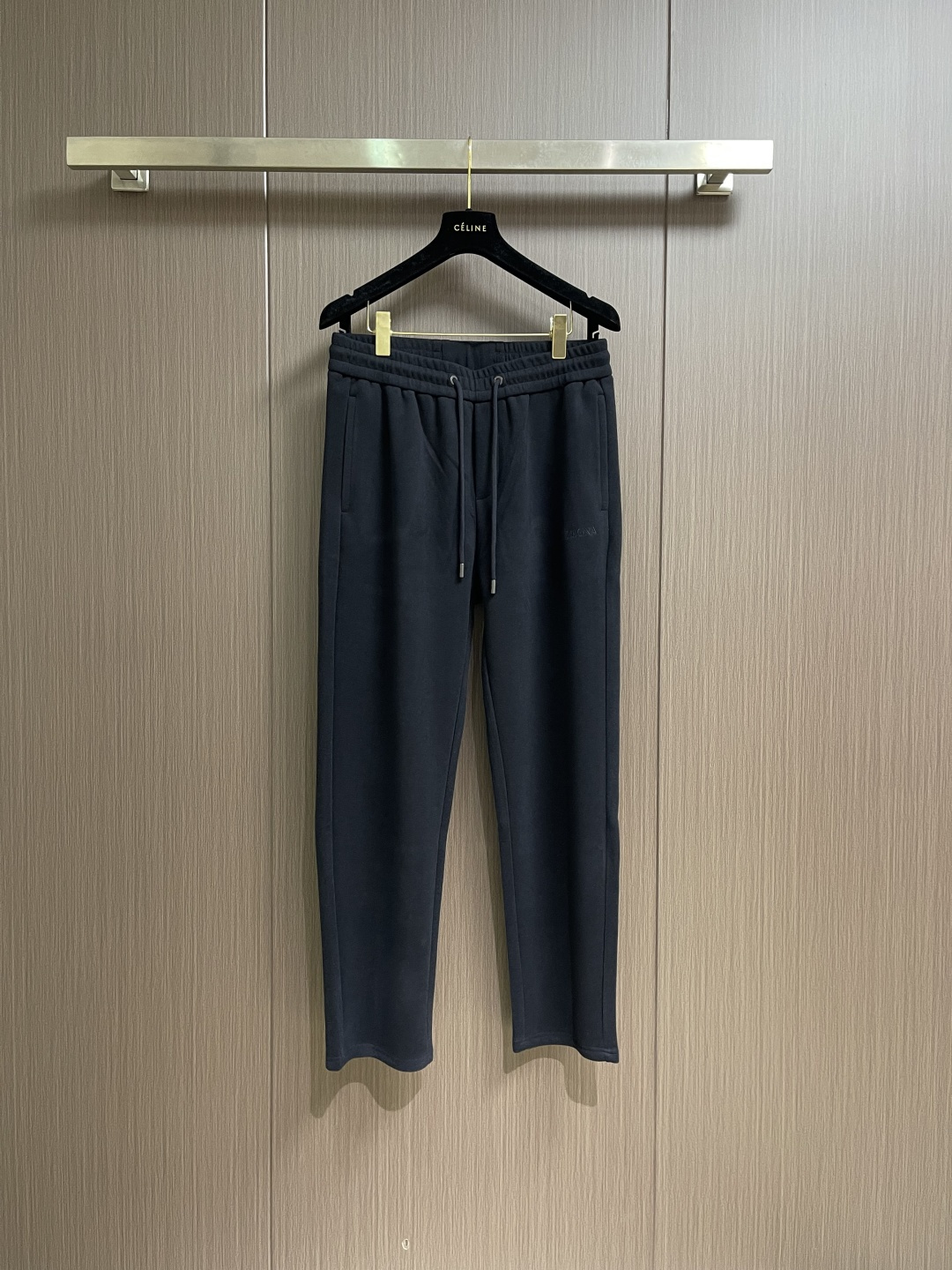 NO:690702,Zegna  Wool pants with leather label at the back with letter embroidery. These ZZ wool selected blended wool fabrics are soft and waxy to the touch, with a delicate matte texture and just the right drape. The straight silhouette hides flesh and is neat, with an elastic waistband and same-color drawstrings, writing comfort into every detail. The leather label on the back pocket is low-key.  The code of texture; the craftsmanship of Italian origin makes the stitching and hemming exuding exquisite confidence. Paired with knitting, it is a lazy 'old money style', and paired with a relaxed cityboy, one piece can take you from a cafe to a light business occasion. Size 31-32-33-34-35-36  Size 31 Waist 73 Legs 58 Pants length 105 Hips 101 Size 32 Waist 76 Legs 60 Pants length 106 Hips 104 Size 33 Waist 79 Legs 62 Pants length 107 Hips 107 Size 34 Waist 82 Legs 64 Pants length 108 Hips 110 Size 35 Waist 85 Legs 66  Pants length 109, hips 113, size 36, waist 88, legs 68, pants length 110, hips 117,,19860909Zegna 字母刺绣后皮标羊毛裤,这条ZZ羊毛精选混纺羊毛面料,触感软糯如云朵,自带细腻哑光肌理,垂坠感恰到好处；直筒廓形藏肉又利落,松紧腰头＋同色系抽绳,把舒适写进每一处细节.后袋的皮质标,是低调的质感暗号；意大利原产的工艺,让缝线、包边都透着精致底气.搭配针织是慵懒'老钱风',配又成松弛cityboy,一条承包你从咖啡馆到轻商务场合的体面.尺码31-32-33-34-35-36 31码 腰围73 腿围58 裤长105 臀围101 32码 腰围76 腿围60 裤长106臀围104 33码 腰围79 腿围62 裤长107臀围107 34码 腰围82 腿围64 裤长108臀围110 35码 腰围85 腿围66 裤长109臀围113 36码 腰围88 腿围68 裤长110 臀围117,,,Men's clothing