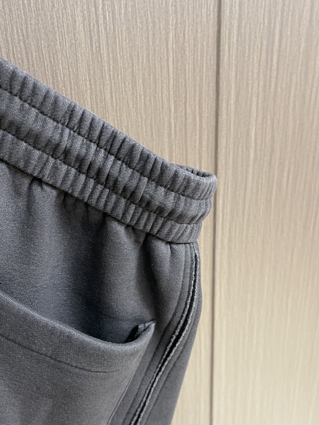 MM6 冬日阔腿加绒裤，深空灰里的「松弛高级感」这款加绒长裤以立体绗缝工艺打造自然蓬松感，表面形成均匀的