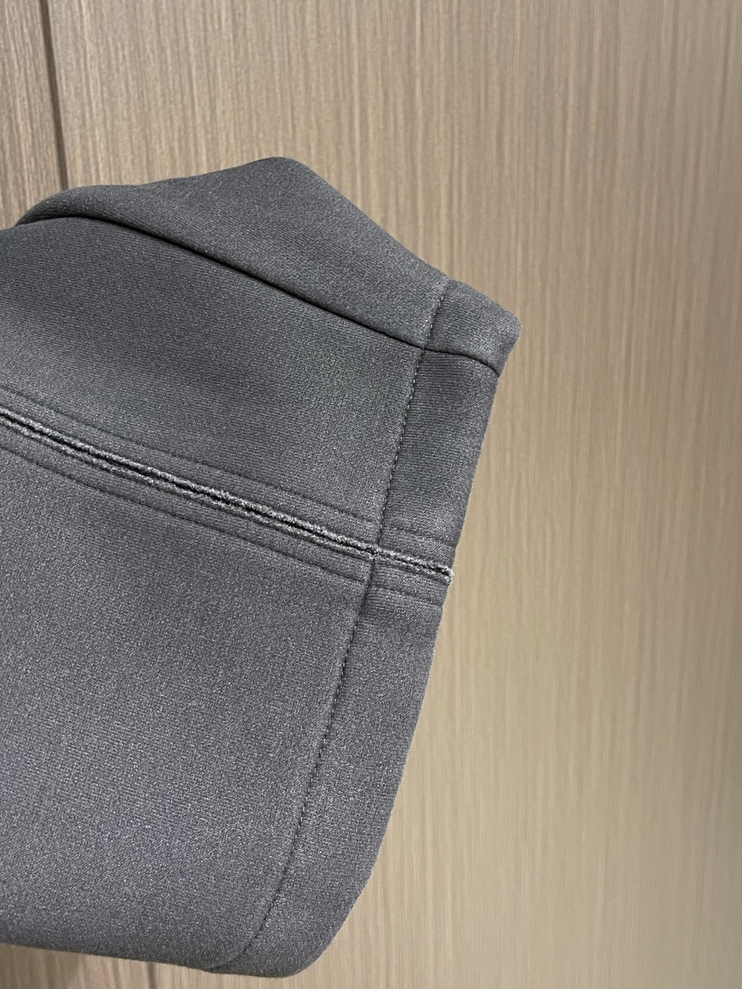 MM6 冬日阔腿加绒裤，深空灰里的「松弛高级感」这款加绒长裤以立体绗缝工艺打造自然蓬松感，表面形成均匀的