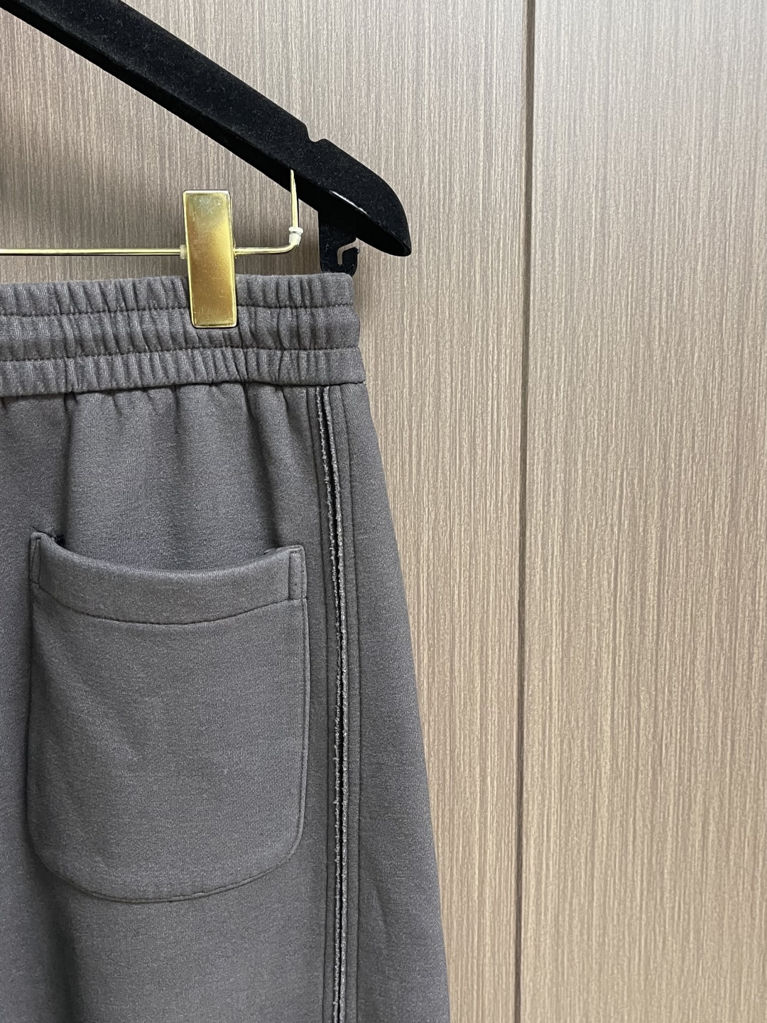 MM6 冬日阔腿加绒裤，深空灰里的「松弛高级感」这款加绒长裤以立体绗缝工艺打造自然蓬松感，表面形成均匀的