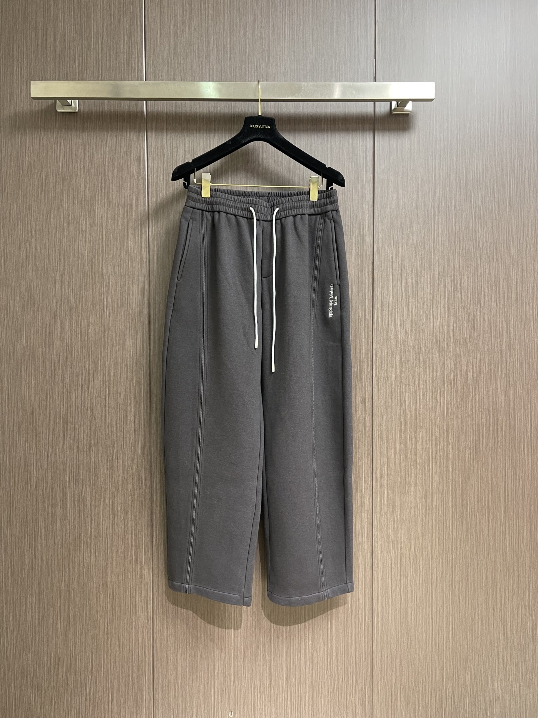 MM6 冬日阔腿加绒裤，深空灰里的「松弛高级感」这款加绒长裤以立体绗缝工艺打造自然蓬松感，表面形成均匀的