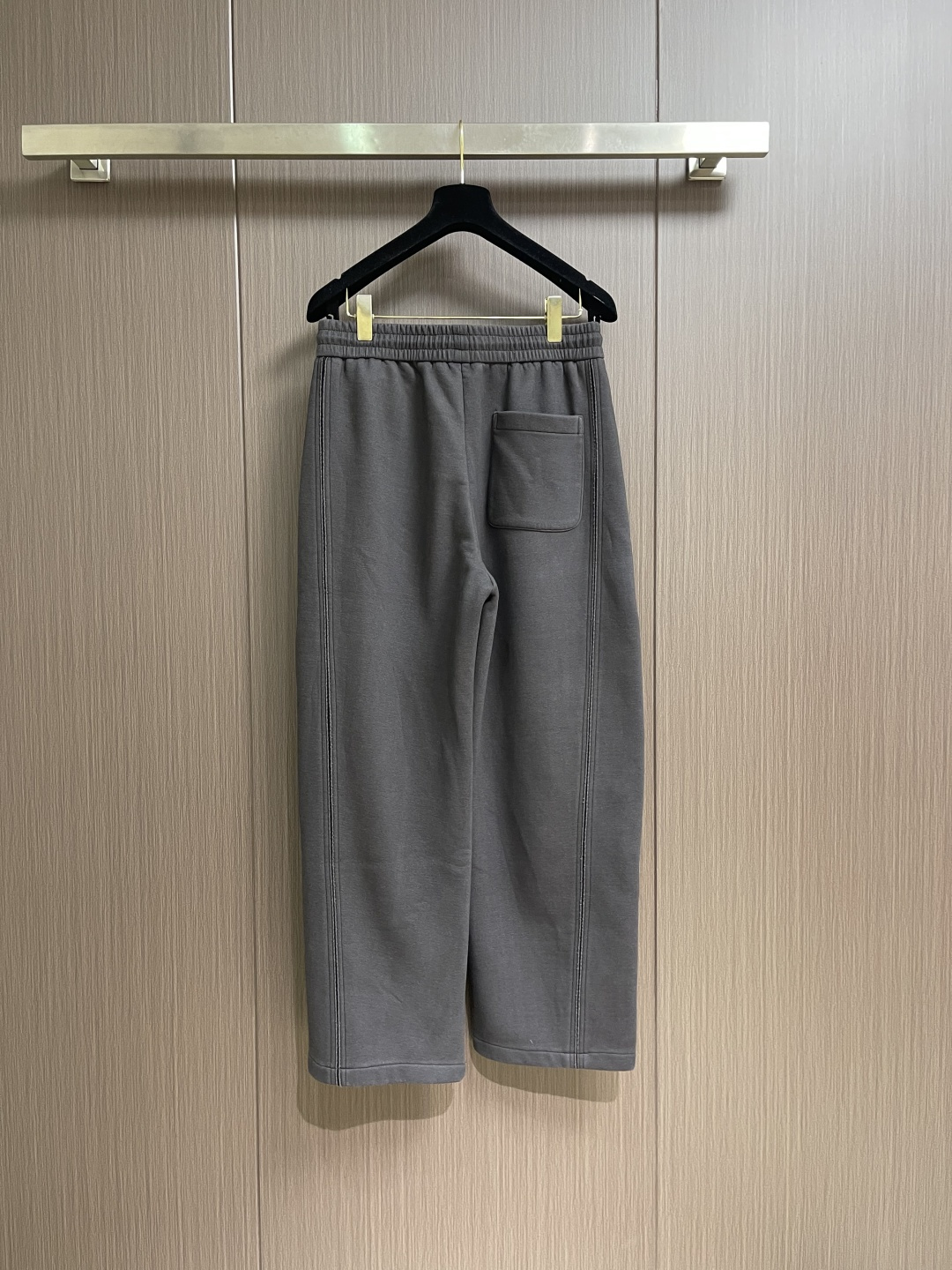 MM6 冬日阔腿加绒裤，深空灰里的「松弛高级感」这款加绒长裤以立体绗缝工艺打造自然蓬松感，表面形成均匀的