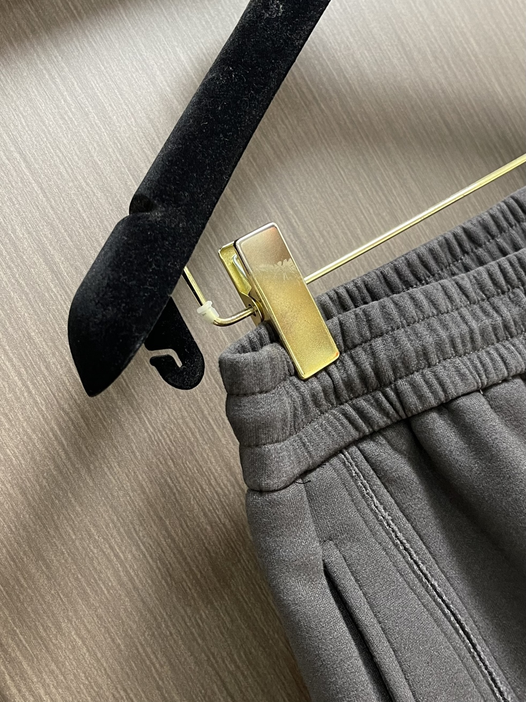 MM6 冬日阔腿加绒裤，深空灰里的「松弛高级感」这款加绒长裤以立体绗缝工艺打造自然蓬松感，表面形成均匀的