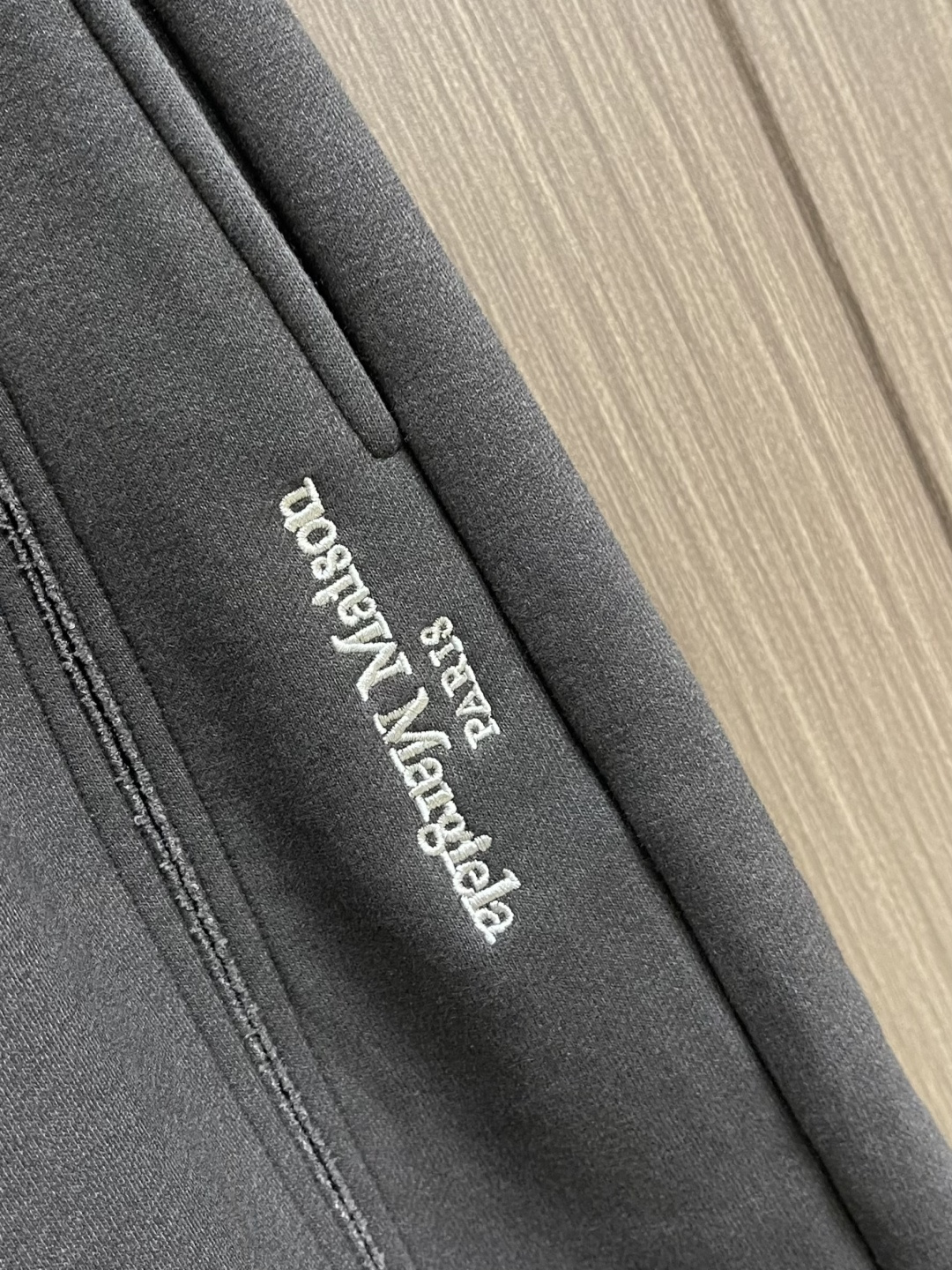 MM6 冬日阔腿加绒裤，深空灰里的「松弛高级感」这款加绒长裤以立体绗缝工艺打造自然蓬松感，表面形成均匀的