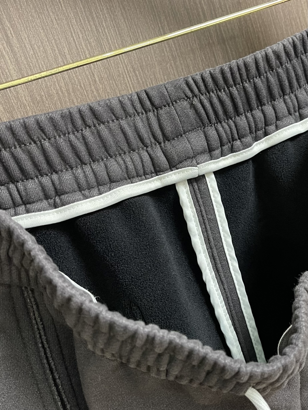 MM6 冬日阔腿加绒裤，深空灰里的「松弛高级感」这款加绒长裤以立体绗缝工艺打造自然蓬松感，表面形成均匀的