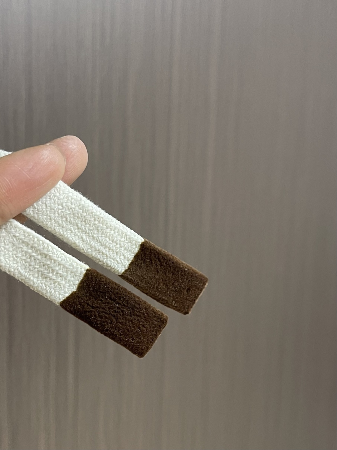 BV 加厚加绒定制暖棕色格调格仔裤，BV匠心打造的加厚加绒格仔裤，把冬日温暖与意式优雅缝进每一道细节。复