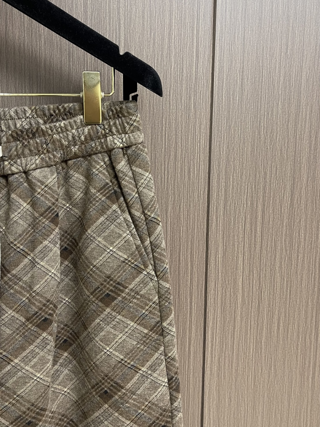 BV 加厚加绒定制暖棕色格调格仔裤，BV匠心打造的加厚加绒格仔裤，把冬日温暖与意式优雅缝进每一道细节。复