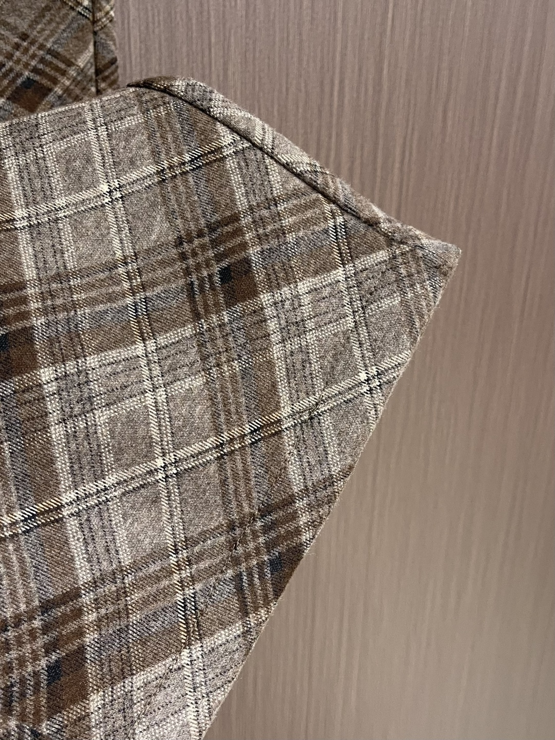 BV 加厚加绒定制暖棕色格调格仔裤，BV匠心打造的加厚加绒格仔裤，把冬日温暖与意式优雅缝进每一道细节。复