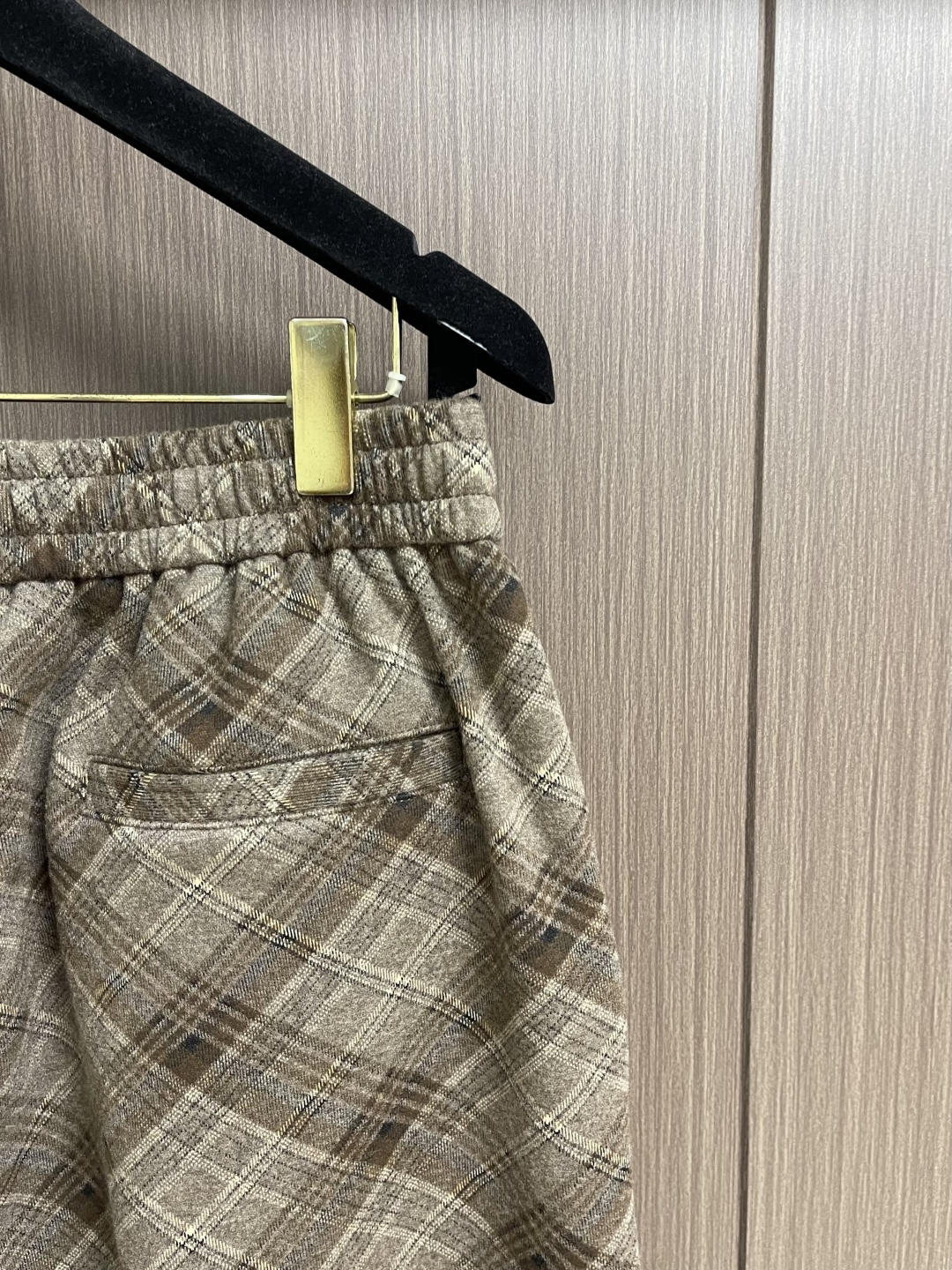 BV 加厚加绒定制暖棕色格调格仔裤，BV匠心打造的加厚加绒格仔裤，把冬日温暖与意式优雅缝进每一道细节。复